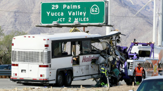 Τουλάχιστον 13 νεκροί σε σύγκρουση τουριστικού λεωφορείου με νταλίκα στην Καλιφόρνια