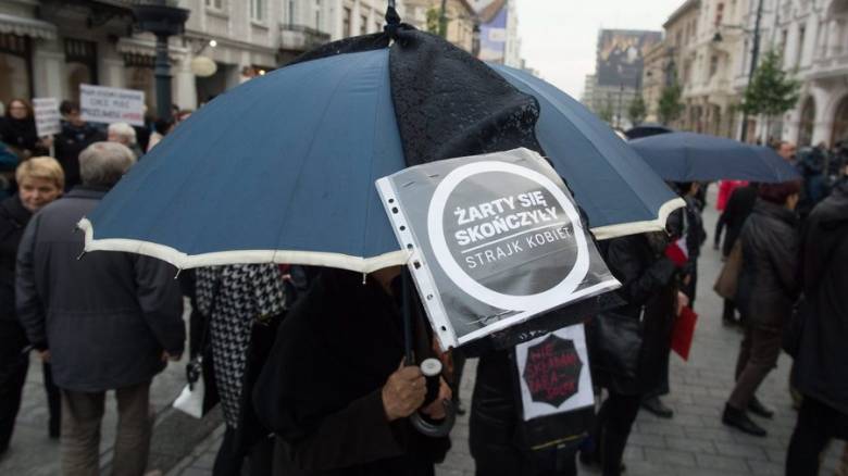 Πολωνία: Γυναίκες φόρεσαν μαύρα για τον νόμο κατά των αμβλώσεων