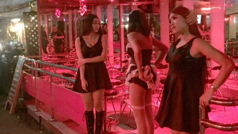 Επέστρεψαν στα πόστα τους φορώντας μαύρα οι ιερόδουλες της Μπανγκόκ