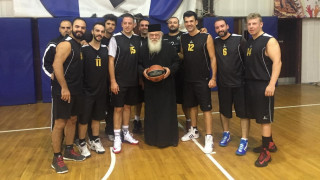 Σε αγώνα μπάσκετ ο Αρχιεπίσκοπος Ιερώνυμος...ειδήμων του αθλήματος