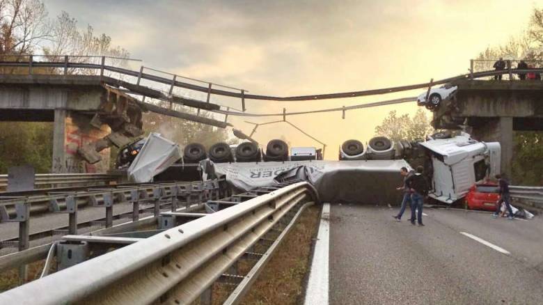 Κατέρρευσε γέφυρα στο Κόμο της Ιταλίας-Ένας νεκρός και τέσσερις τραυματίες (pics)
