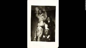Η «ομίχλη» δείχνει δύο πρόσωπα, ενός άντρα και ενός κοριτσιού, σε αυτή την ομαδική πόζα.