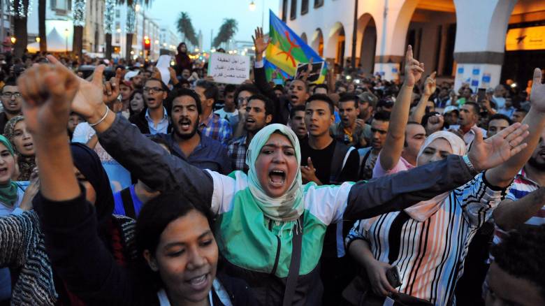 Μαρόκο: Οργή και διαδηλώσεις μετά τον θάνατο ιχθυοπώλη στο εσωτερικό απορριμματοφόρου