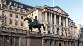 «Διάλειμμα» από τη μείωση επιτοκίων κάνει η Τράπεζα της Αγγλίας