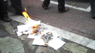 Συνταξιούχοι στη Λάρισα έκαψαν συμβολικά τις επιστολές Κατρούγκαλου (pics)