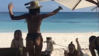 Η Emily Ratajkowski χορεύει τόπλες σε παραλία του Μεξικό