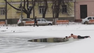 Ρωσία: Έσωσε τον σκύλο από την παγωμένη λίμνη και έγινε viral (vid)
