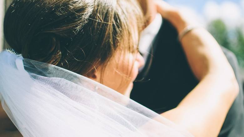 Χαμός στον γάμο: Εμφανίστηκε η ερωμένη του γαμπρού ντυμένη νύφη