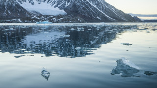 Μια βαρκούλα από πάγο λιώνει στην Αρκτική: το έργο τέχνης-διαμαρτυρία για το κλίμα