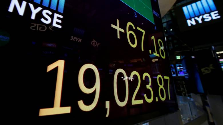 O Dow Jones έκλεισε για πρώτη φορά στην ιστορία του πάνω από τις 19.000 μονάδες