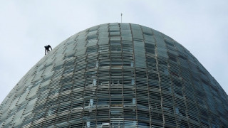 Ο Γάλλος Spiderman σκαρφάλωσε σε ουρανοξύστη χωρίς μέτρα ασφαλείας (pics & vid)