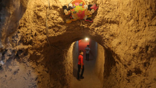 Τα παιδιά στη Συρία βρήκαν παιχνίδι και ξεγνοιασιά σε υπόγειο τούνελ