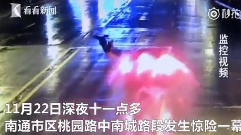 Σοκαριστικό βίντεο: Αυτοκίνητο πετάει στον αέρα γυναίκα