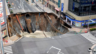 Ιαπωνία: Επιδιόρθωσαν την τρύπα στον δρόμο, αλλά αυτή «ξαναζωντανεύει»
