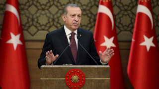 Ο Ερντογάν καλεί τους Τούρκους να μετατρέψουν τις καταθέσεις τους σε τουρκικές λίρες