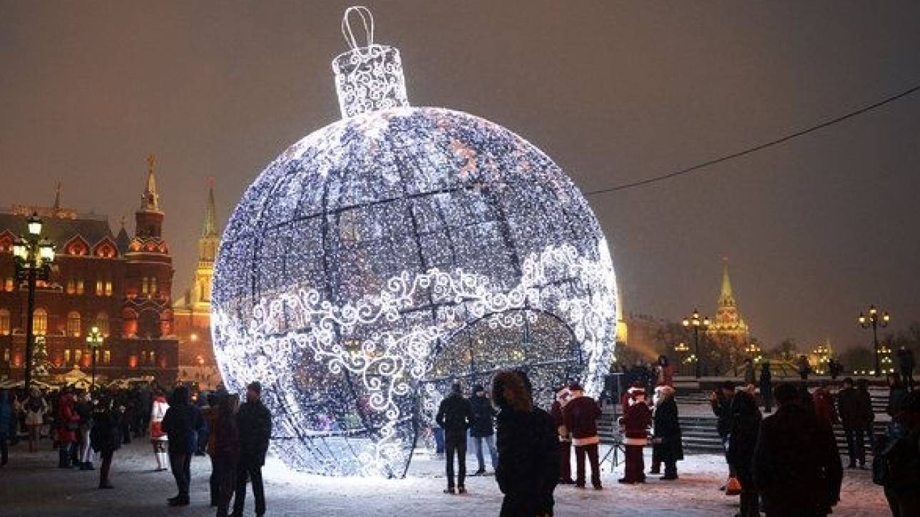 Куда можно съездить зимой в москве погулять. Манежная площадь зима. Манежная площадь Москва зимой. Самая большая елочная игрушка в мире. Москва 2016 год.