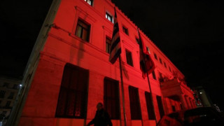 Στα χρώματα της τουρκικής σημαίας το Δημαρχείο της Αθήνας (pic)