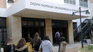Ένταση στη Νομική Αθηνών-Φοιτητές έσπασαν το λοκ αουτ