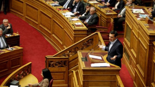 Διπλό «γάντι» Τσίπρα με ονομαστική ψηφοφορία στη Βουλή