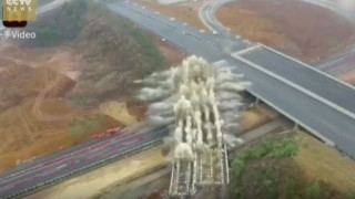 Εντυπωσιακή κατεδάφιση γέφυρας μέσα σε λίγα δευτερόλεπτα  (vid)