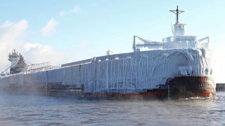 Πλοίο «παγόβουνο» μπαίνει σε λιμάνι στις ΗΠΑ