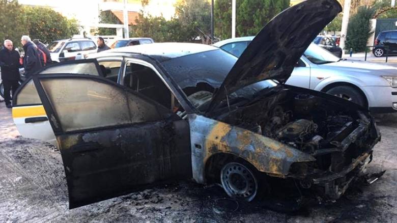 Έκαψαν αυτοκίνητο του Δήμου Ελληνικού-Αργυρούπολης (pics)