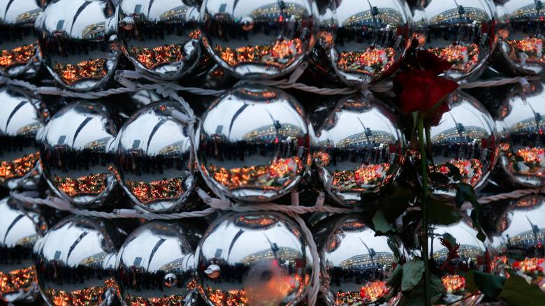 Βερολίνο: Κεριά, λουλούδια και μηνύματα αγάπης στο σημείο της επίθεσης