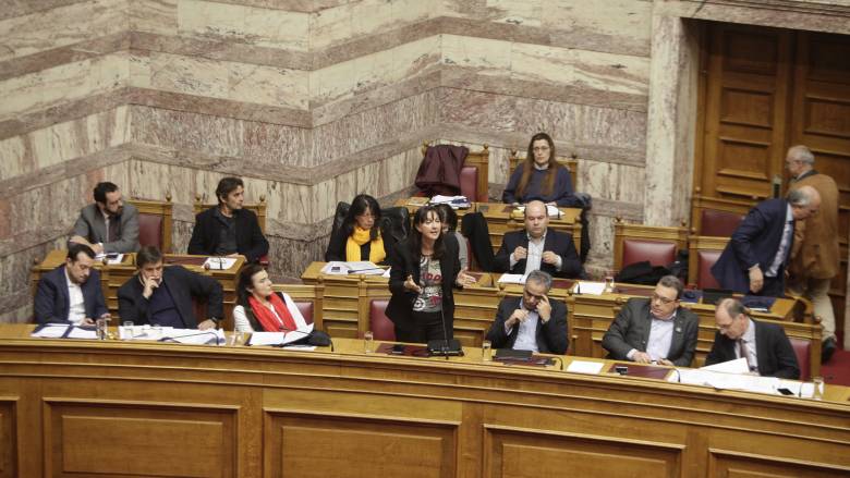 Ενοχλημένοι και οι βουλευτές του ΣΥΡΙΖΑ απο το μπαράζ τροπολογιών στη Βουλή