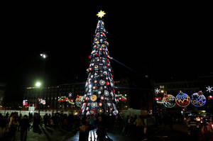 Ένα μεγάλο Χριστουγεννιάτικο δέντρο σε πλατεία του Μεξικό.
