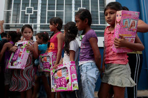Νικαράγουα: Μικρά παιδιά μόλις παρέλαβαν τα χριστουγεννιάτικα δώρα τους, τα οποία προσφέρει κυβέρνηση και ο πρόεδρος Ντάνιελ Ορτέγκα. Η φωτογραφία τραβήχτηκε σε μια γειτονιά που ονομάζεται Μανάγουα.