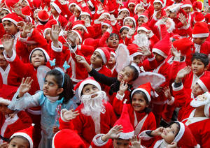Παιδιά έχουν ντυθεί Άγιο-Βασίληδες σε σχολική γιορτή στο Τσαντιγκάρ της Ινδίας.