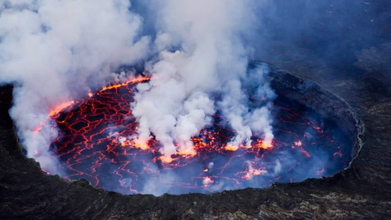 Volcanic water. Ньирагонго лавовое озеро. Вулкан Ньирагонго в Конго. Ньирагонго вулкан озеро ЛАВЫ. Вулкан Ньирагонго извержение 2002.