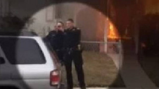 ΗΠΑ: Το σπίτι καιγόταν και οι αστυνομικοί έβγαζαν... selfie (pic)
