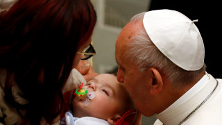 Πάπας Φραγκίσκος: Προέτρεψε μητέρες να θηλάσουν τα μωρά τους στη διάρκεια τελετής