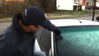 Ο εύκολος τρόπος για να φύγει ο πάγος από το παρμπρίζ του αυτοκινήτου (vid)