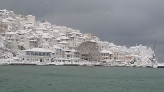 Σκόπελος: Ένα μέτρο χιόνι μετά από 30 χρόνια (pics)