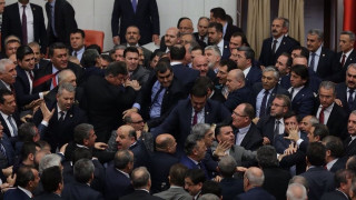 Ξύλο στην τουρκική βουλή: Βουλευτές πιάστηκαν στα χέρια (pics&vid)
