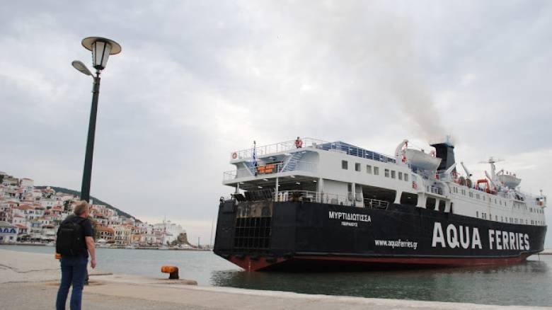 Στο στενό του Αρτεμισίου παραμένει ακυβέρνητο το πλοίο «Μυρτιδιώτισσα»
