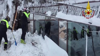 Χιονοστιβάδα Ιταλία: Έξι άνθρωποι εντοπίστηκαν ζωντανοί στο ξενοδοχείο