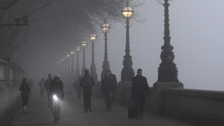 Πυκνή ομίχλη έχει σκεπάσει τη Βρετανία – ακυρώσεις πτήσεων (pics)
