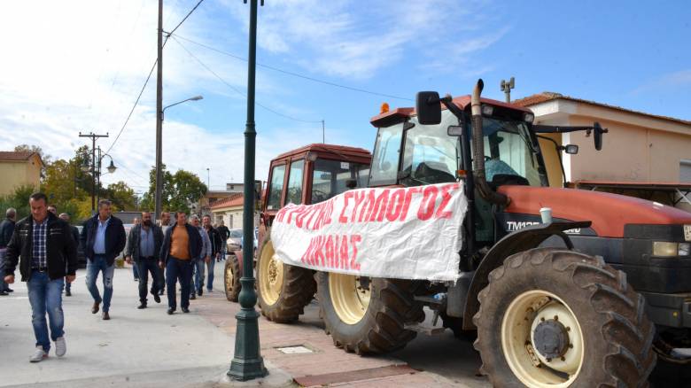 Μπλόκα αγροτών: Βγήκαν στους δρόμους τα τρακτέρ στη Λάρισα