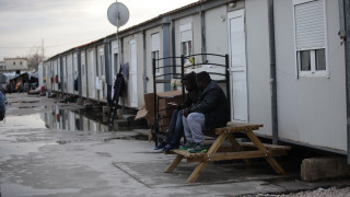 Πρόσφυγες απέκλεισαν την εθνική οδό Θεσσαλονίκης-Καβάλας
