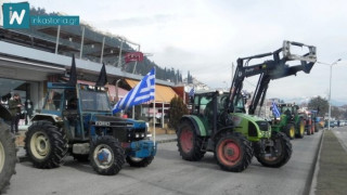 Καστοριά: Οι αγρότες παρέδωσαν τα κλειδιά των τρακτέρ στην εφορία (pics+vid)