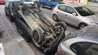 Ηράκλειο: Οδηγός «πάρκαρε» το αυτοκίνητό του… ανάποδα (pics)