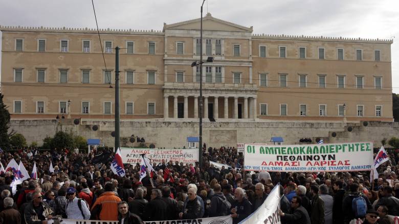 Μπλόκα αγροτών: Συνεχίζουν τους αποκλεισμούς και δίνουν ραντεβού στην Αθήνα