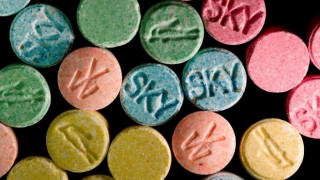 Ολλανδία: κατασχέθηκαν πρώτες ύλες αρκετές για 1 δισ. χάπια έκσταση