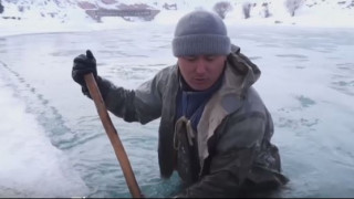 Ψάχνοντας χρυσό σε παγωμένη λίμνη στο Κιργιστάν (vid)