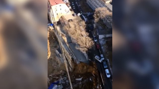 Τεράστια καταβόθρα κατάπιε δρόμο στο Βλαδιβοστόκ (vid)