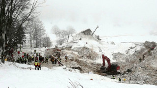 Ιταλία: «Βομβαρδισμένο» τοπίο το ξενοδοχείο Rigopiano ένα μήνα μετά τη χιονοστιβάδα (vid)