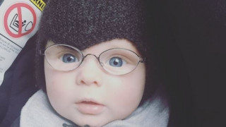 Μωρό φορά γυαλιά και βλέπει για πρώτη φορά καθαρά τη μητέρα του (pics)